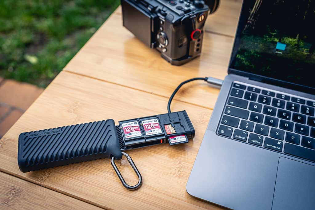 Kartenleser an Macbook angeschlosssen Outdoor