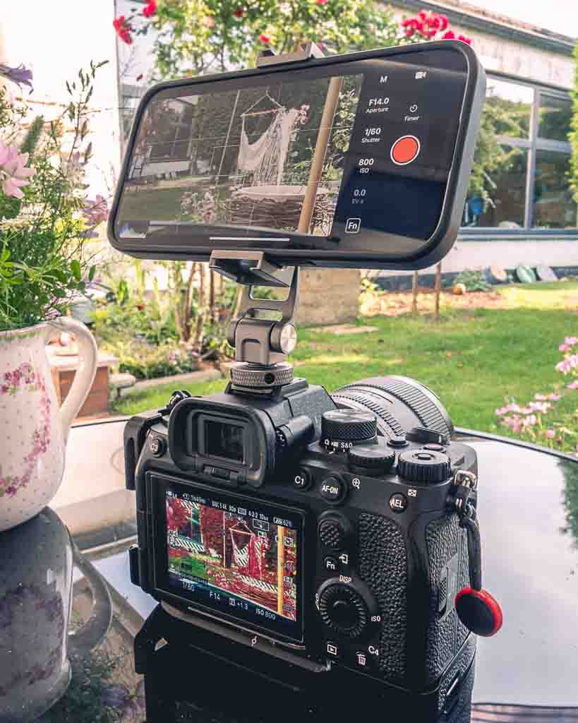 Sony Kamera mit Smartphone durch Handyhalterung verbunden
