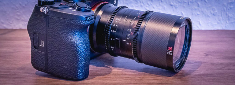 Titelbild Sirui Venus 35mm T2.9 1.6x an Sony A7 IV