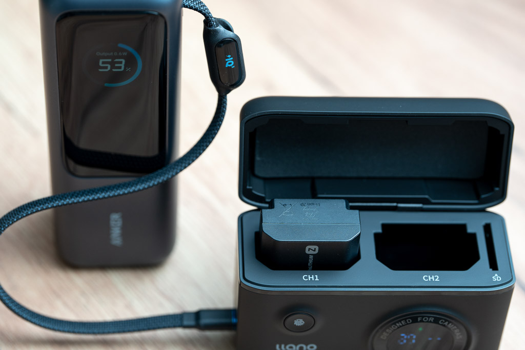 Llano 18W Smart-Ladegerät, man sieht den Ladeschacht und die geöffnete Klappe